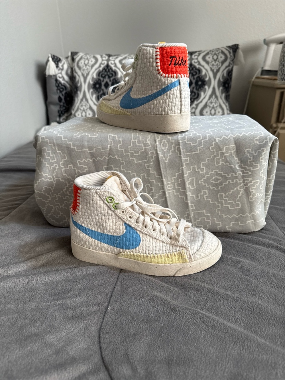 Nike blazer mid 77 White High-Top Sneakers Blue Swoosh weave textured fabric 5